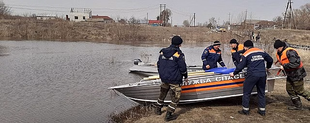 Из-за затопленного моста под Саратовом организовали лодочную переправу