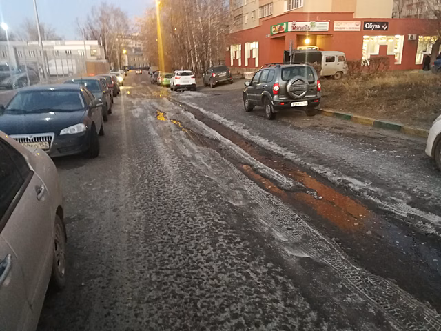 В Московском районе дорога превратилась в полосу препятствий