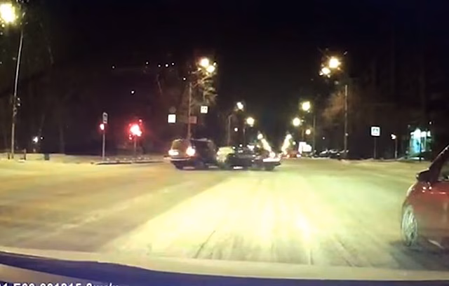 Дорожное видео недели: весёлые оправдания матерщинницы, переворот Карякина и подстава на перекрёстке