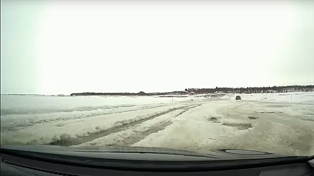Автолюбители жалуются на опасное состояние главной ледовой переправы ЯНАО. ВИДЕО