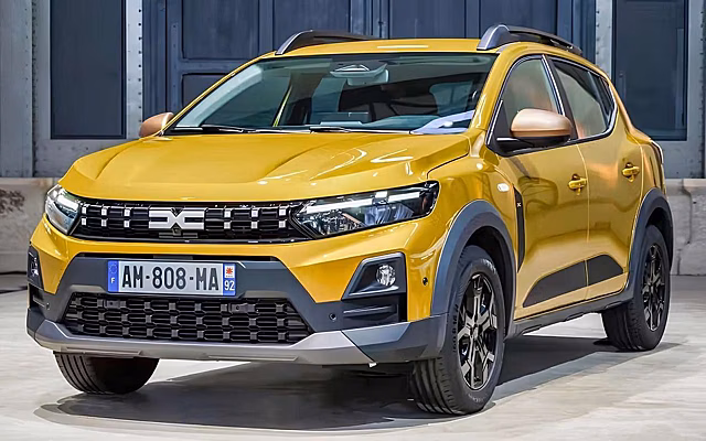 У Sandero появились новые двигатели, гибрид на 155 л.с. и джинсовый салон