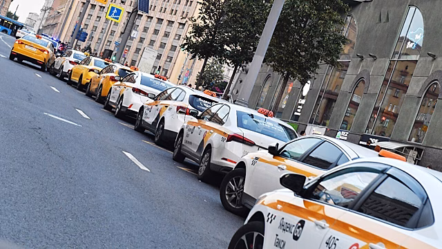 Московские таксисты оккупировали кафе в поисках интернета