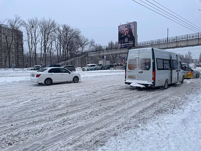 «Ноги переломать». Горожане возмущены состоянием надземного перехода