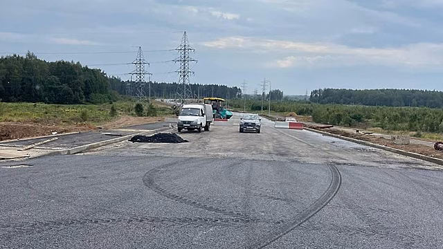 На дороге между Осташковским шоссе и Ульянковым укладывают верхний слой покрытия