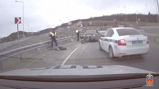 В Мурманске полицейские для задержания водителя, управлявшего автомобилем в состоянии опьянения, применили табельное оружие