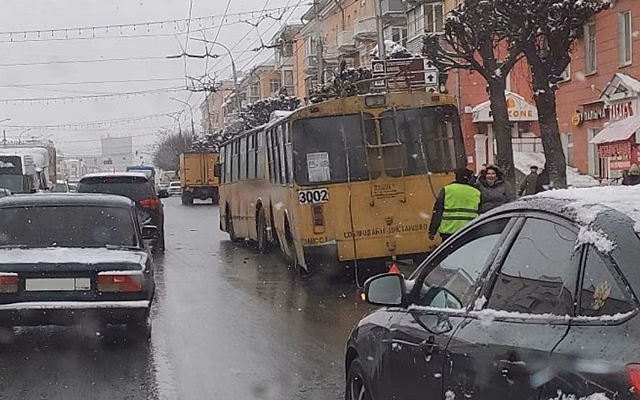 В ДТП на Первомайском проспекте в Рязани троллейбус потерял токоприёмник