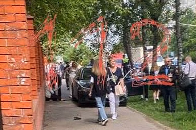 Под Москвой BMW влетел в толпу людей у здания колледжа и сбил четырех человек