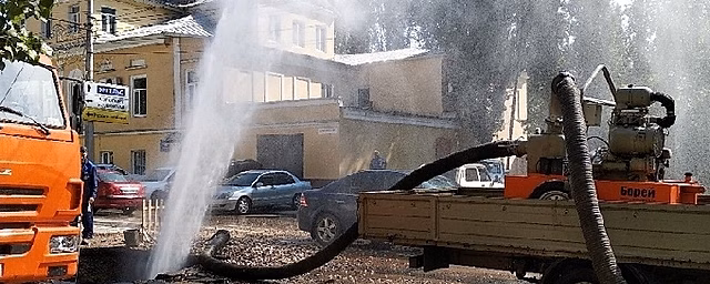Водопровод на одной из центральных улиц Саратова находится в аварийном состоянии