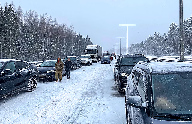 На трассе М11 после массового ДТП открылось движение от Москвы