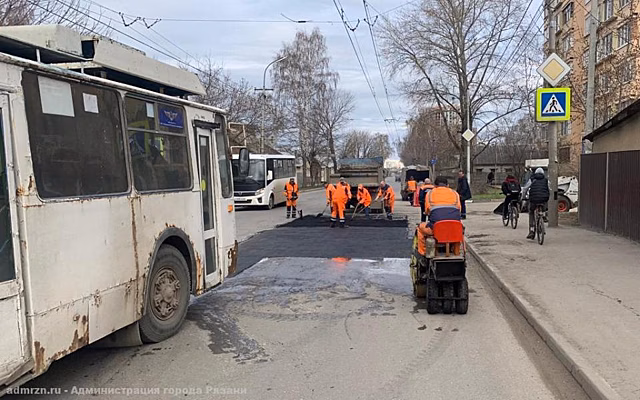 В Рязани за неделю горячим асфальтом отремонтировали 350 квадратных метров дорог