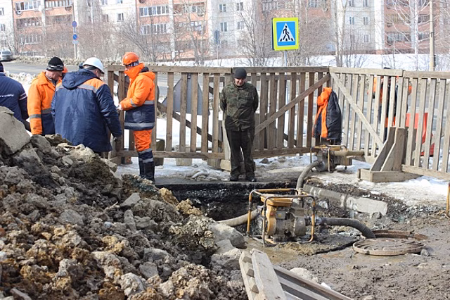 «Латанием дыр проблему не решить». Улица Омская в Кургане ушла под воду