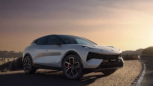 Lotus отступает от «электрических» планов и готовит гибриды