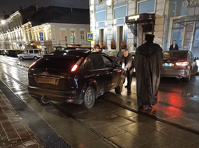 Городовой помог вручную вытолкать автомобиль с бордюра и спас улицу Рождественскую от пробки