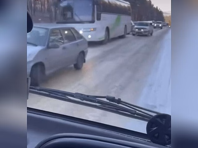 Отсутствие техники на заснеженной трассе под Читой привело к большой пробке