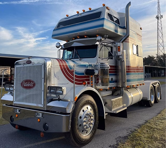 В США продают Peterbilt, который был пейс-траком на гонках грузовиков