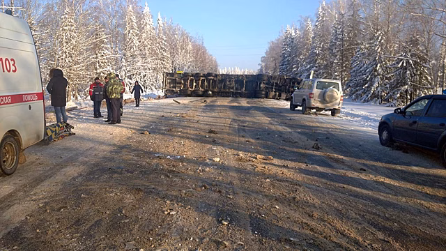   Упавший грузовик перегородил Якшур-Бодьинский тракт в Удмуртии  