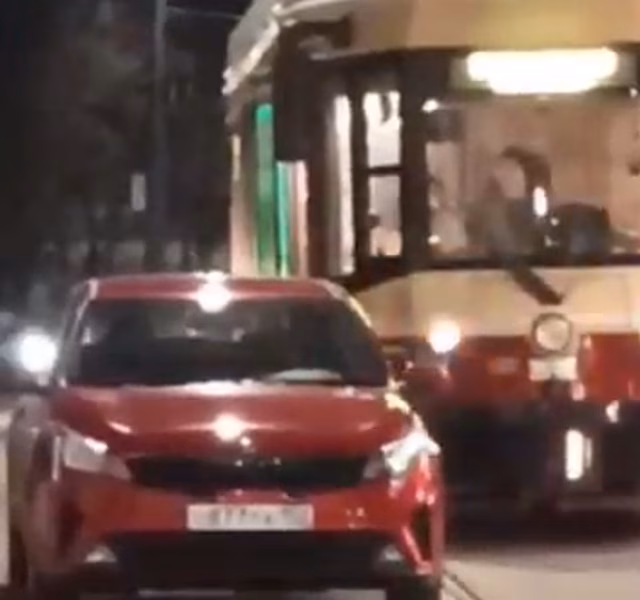 Движение трамвая заблокировала припаркованная иномарка в центра Нижнего Новгорода