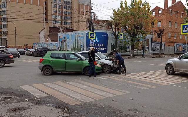 В центре Рязани в ДТП попал автомобиль такси