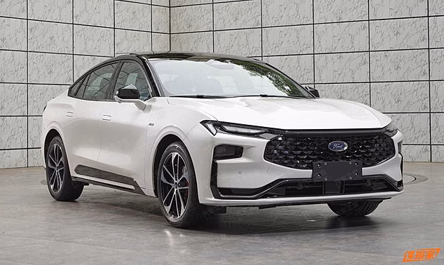 Первые фотографии седана Ford Mondeo нового поколения: выглядит довольно необычно