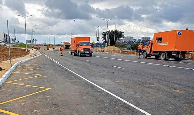 В Советском районе Волгограда на новое дорожное полотно наносится разметка