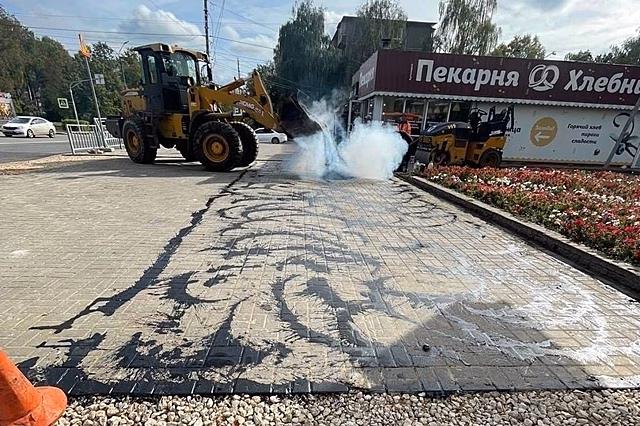 Асфальт уложили на брусчатку в Автозаводском районе