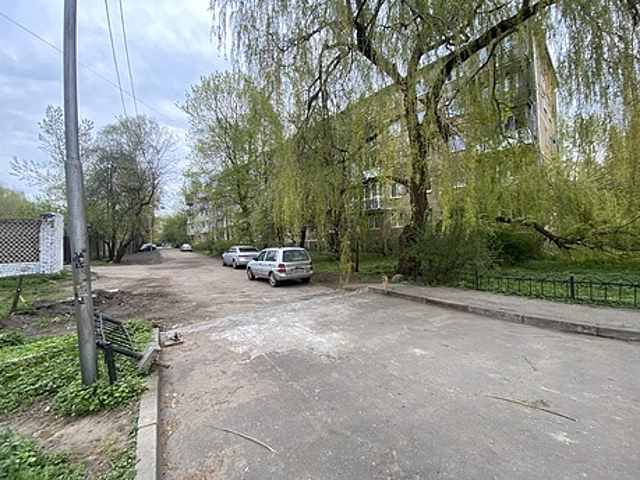В Калининграде жители одной из самых разбитых улиц в центре сами засыпали ямы и расширили парковку
