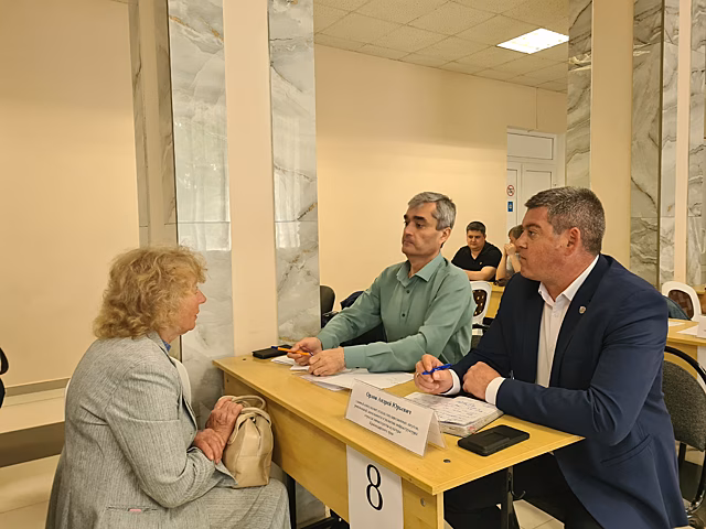 Администрация района приняла участие в работе мобильной приёмной губернатора в райцентре