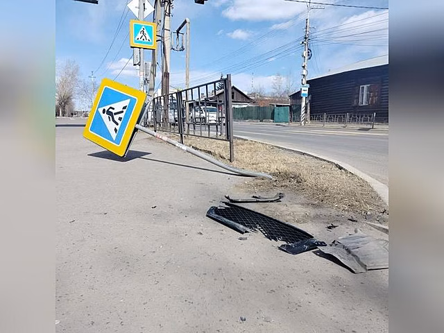 В Чите неизвестный сбил знак пешеходного перехода