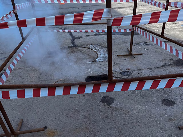 В Самаре на Мельничной прорвало водопроводный колодец