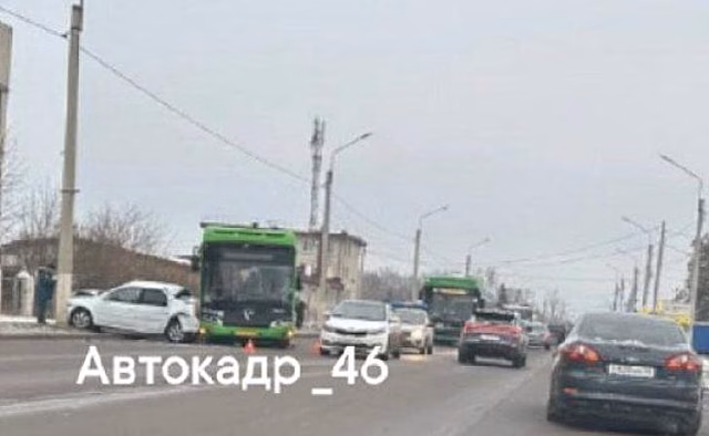 В Курске в ДТП с автобусом пострадал 41-летний автомобилист
