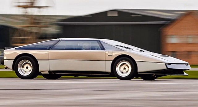 40-летний суперкар Aston Martin Bulldog разогнали до рекордной скорости