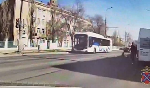 Видеорегистратор снял момент наезда иномарки на детей в Волгограде
