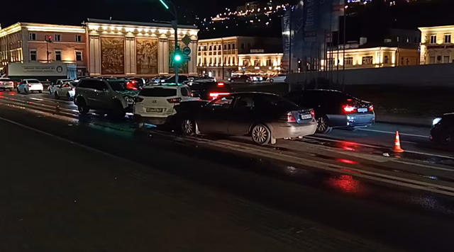 Пассажир пострадал в массовом ДТП на Нижневолжской набережной