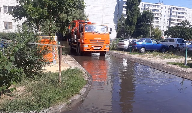 Маленькая Венеция: В Воронеже несколько дворов затопило водой из-за коммунальной аварии