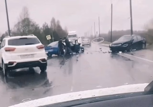 На улице Сахарова в Брянске столкнулись два автомобиля, есть повреждения машин