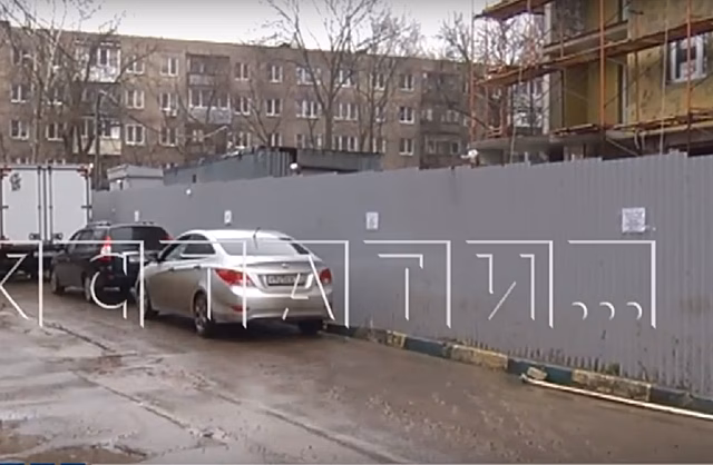 Припаркованный рядом со стройплощадкой автомобиль залили бетоном в Нижнем Новгороде