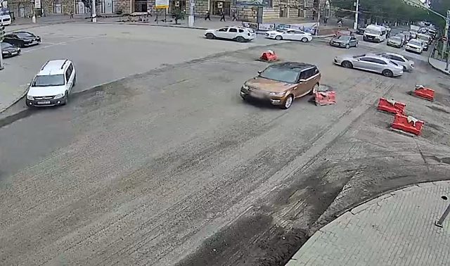 На видео попала снесшая дорожное ограждение в Волгограде иномарка