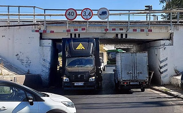 В Курске под жд/мостами вновь застрял грузовик