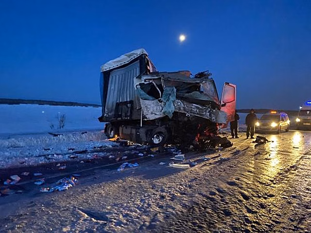На трассе Тюмень – Омск столкнулись две фуры и легковушка