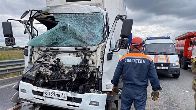 У нового моста столкнулись водовоз и грузовик. Зажатого в салоне водителя освобождали спасатели