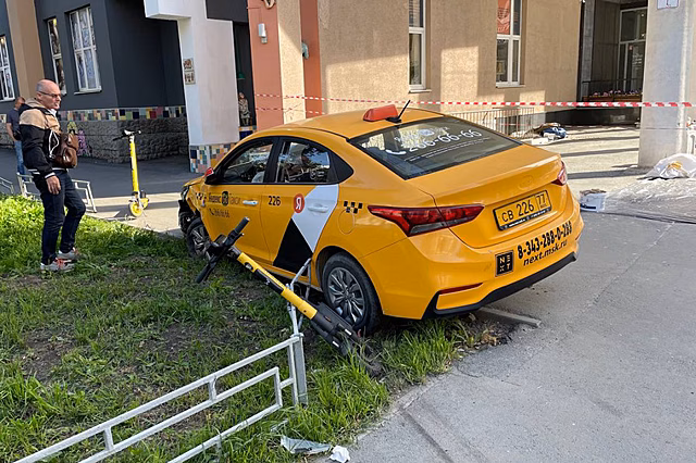 В центре Екатеринбурга таксист вылетел на тротуар и снес забор
