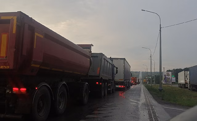 В Курске в районе Объездной 3 часа в пробке стоят десятки машин