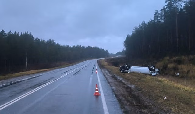 В Нолинском районе на трассе опрокинулась иномарка