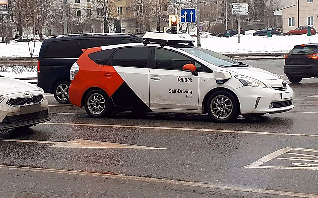 Машина на автопилоте пересекла сплошную: кто будет за это отвечать