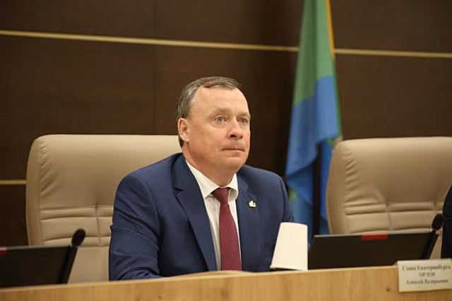 Депутаты убедили мэра Екатеринбурга заморозить перенос Краснознаменной группы