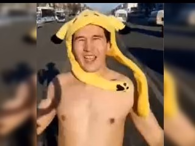 В Уфе за съемки на проезжей части наказали полуголого тиктокера
