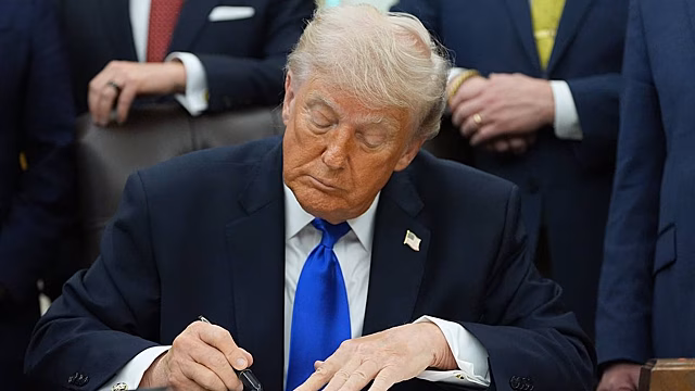 Трамп повысил пошлины на автомобили из ЕС