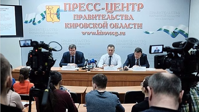 «Аварийная ямочность устраняется в течение суток». В Кирове обсудили состояние дорожной сети регион