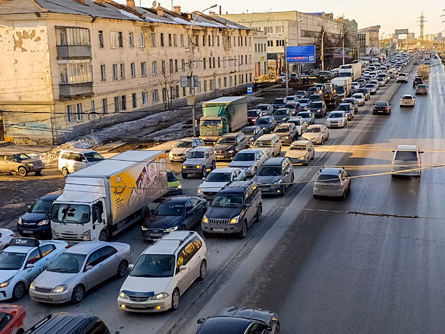 Дачное шоссе в Новосибирске отремонтируют из-за его плохого состояния