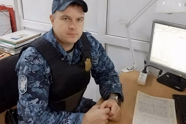 Под Волгоградом судебный пристав потушил горящий автомобиль возле суда
